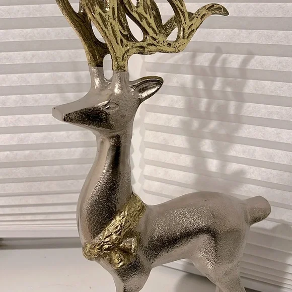 Metal / Standing Deers / Elegant Silver and Gold Reindeer Figurines / 2 pc. - Picture 6 of 13